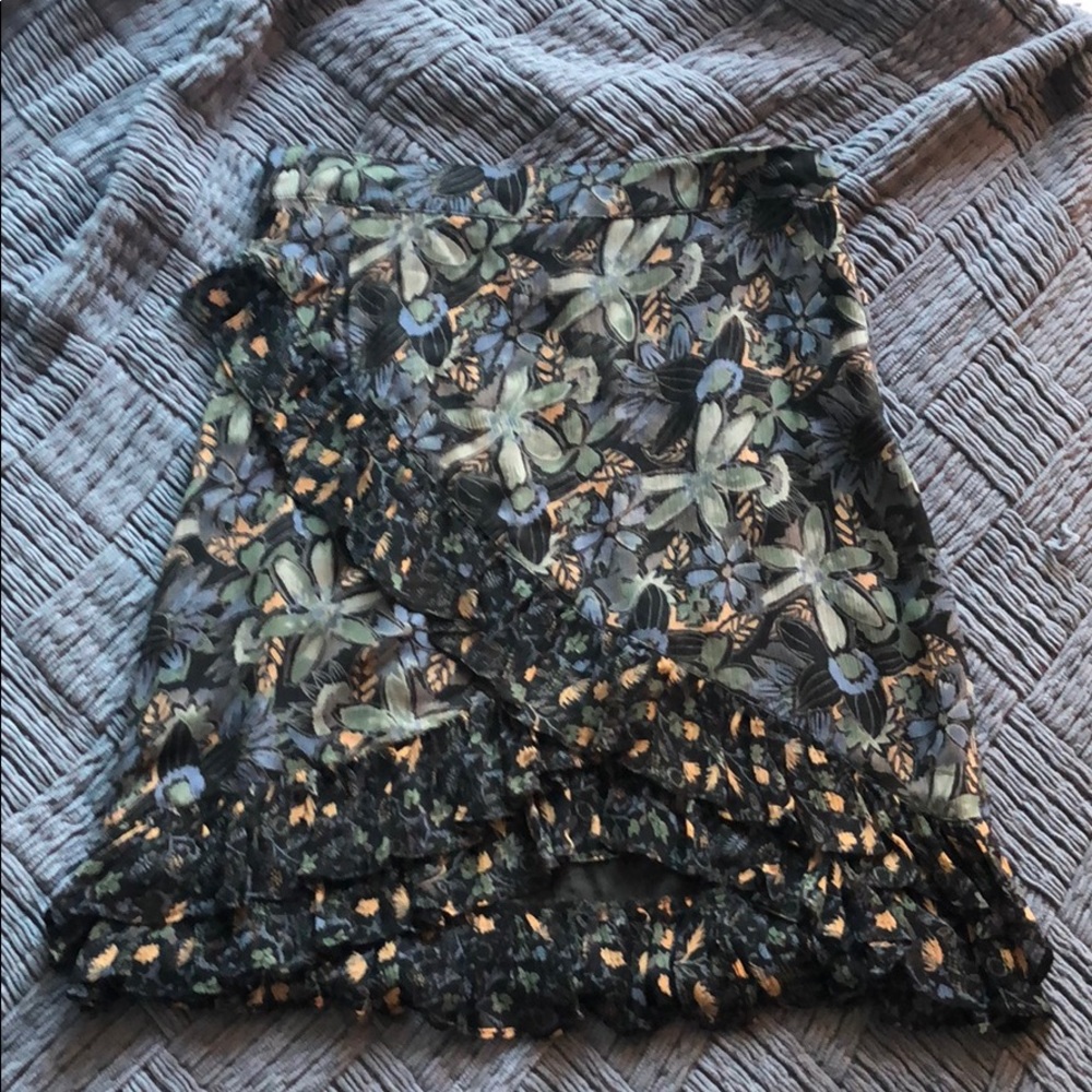 Trendy mini skirt with ruffle and flower detail